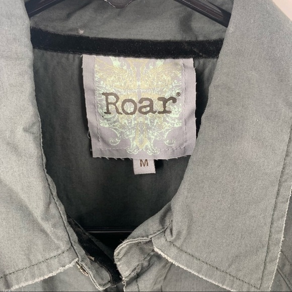 Roar Graphic/ Embroidered Longsleeve Shirt‎ - Picture 4 of 5